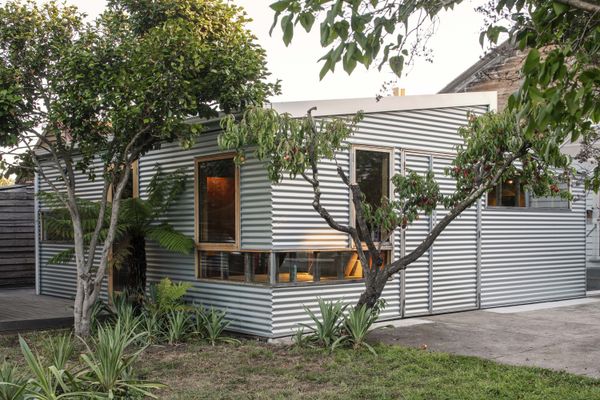 Beyond lending the suite its crisp appearance, the seamless aluminum cladding also mitigates the risk of bushfires, a threat in the area, since embers can’t slip between the non-existent cracks.