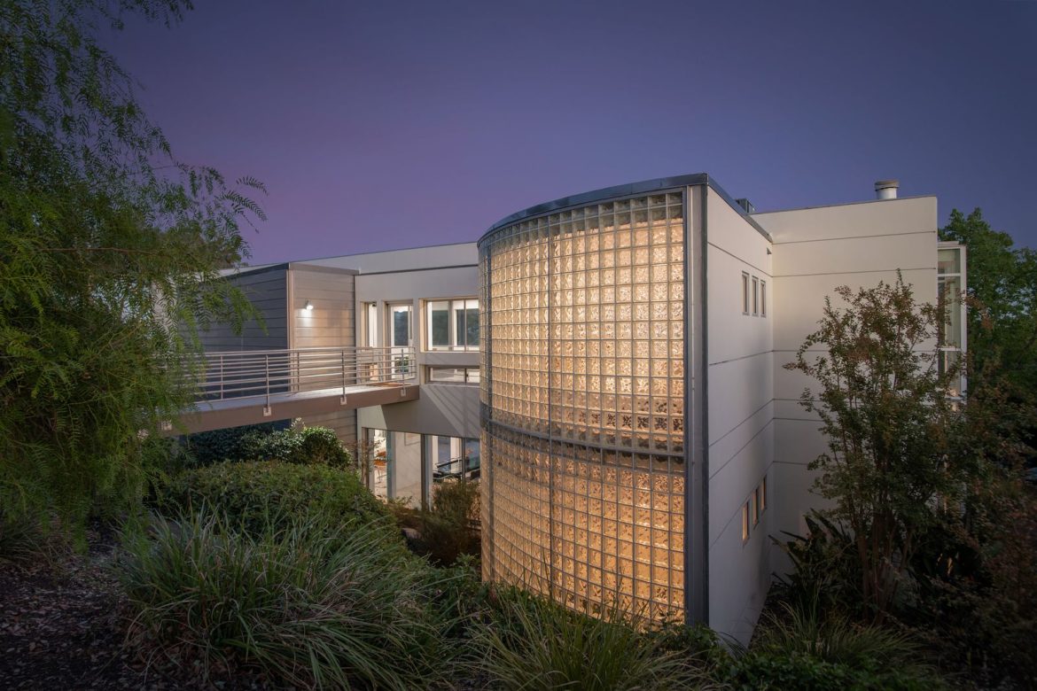 designed-by-ed-niles-this-crisp-white-residence-has-floor-to-ceiling-windows-and-a-sprawling-patio-overlooking-the-ocean-and-downtown-la.jpg