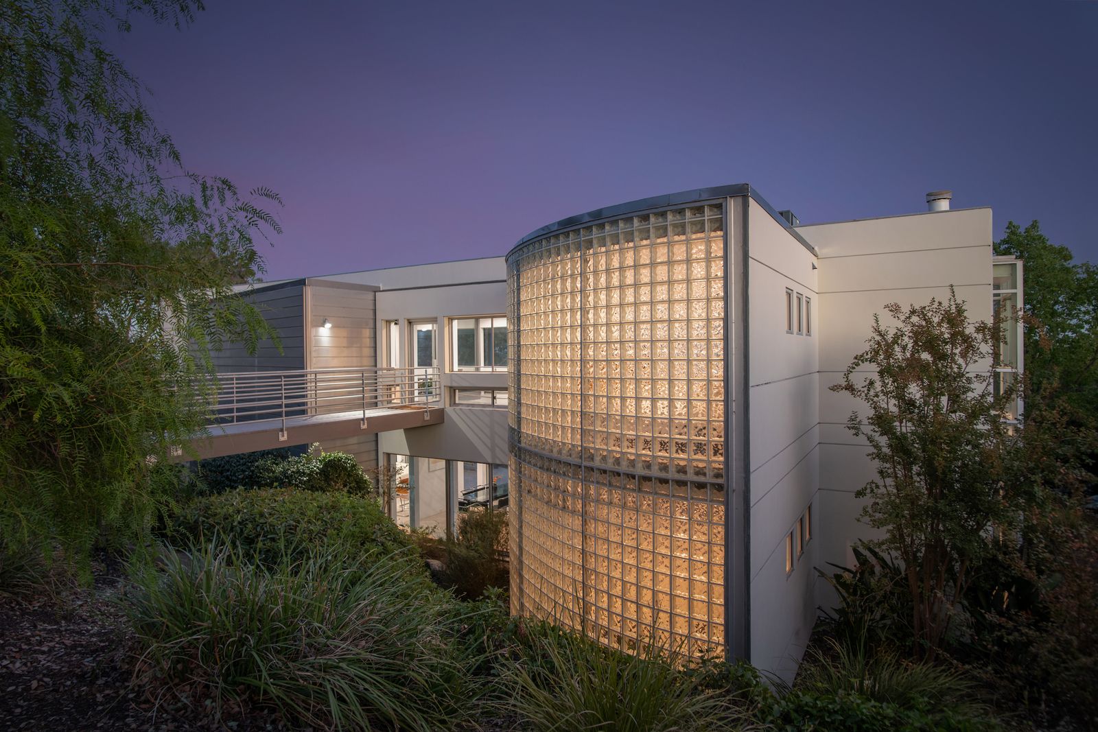 Designed by Ed Niles, this crisp, white residence has floor-to-ceiling windows and a sprawling patio overlooking the ocean and downtown L.A.