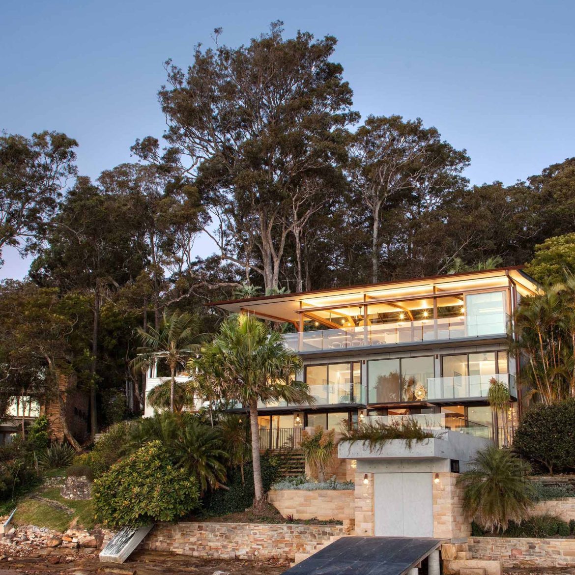 modern-waterfront-home-150325-1212-01.jpg