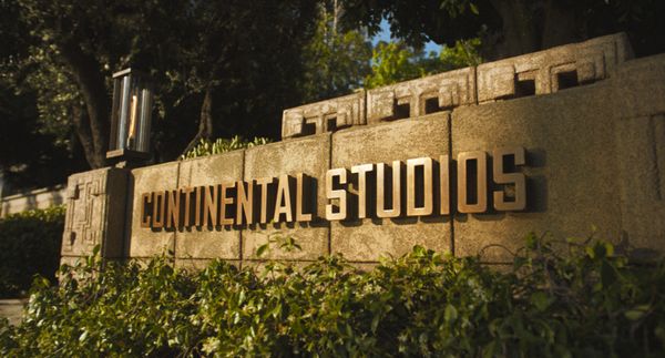 Production designer Julie Berghoff modeled the set for the offices of Continental Studios after Frank Lloyd Wright’s Mayan Revival–style architecture built with textile blocks.