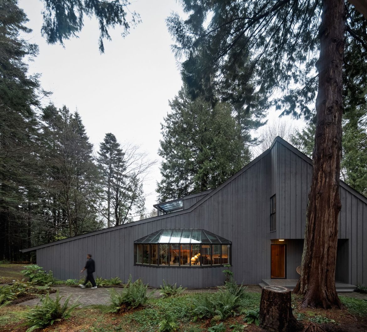 set-on-a-wooded-coastal-site-just-south-of-vancouver-the-home-evokes-the-design-language-of-the-utopian-community-with-its-sloped-roof-cozy-nooks-and-exposed-timber-construction.jpg
