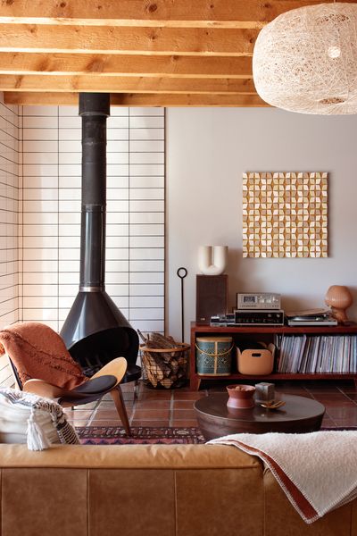 The Orion Flat wall panel channels the graphic patterns of the 1960s. You can choose a single color for the three layers of felt or add a pop of color to any layer of the surface.