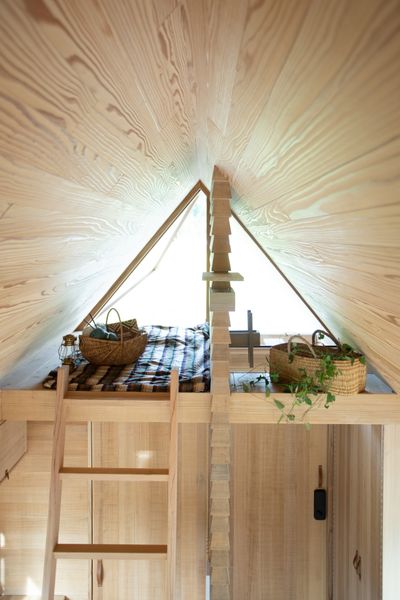 An air conditioning system and cross ventilation between the operable windows at either end of the house provide cooling in the summer.