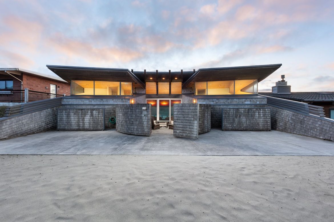 designed-by-robert-harvey-oschatz-the-angular-residence-has-panoramic-ocean-views-tons-of-hosting-space-and-a-handblown-jellyfish-chandelier.jpg