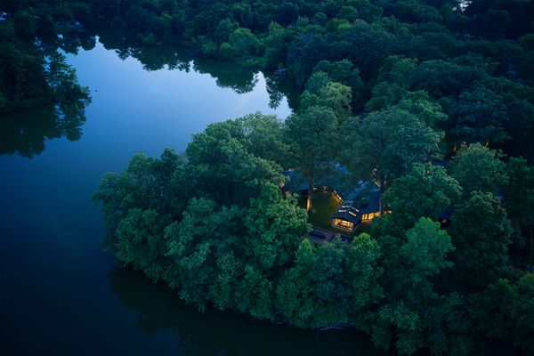 Stonestill Lodge is now filled with light, and has sweeping views of the water and grounds.