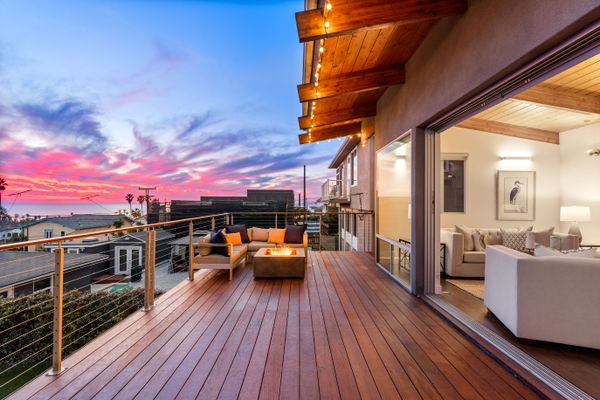 The southwest-facing balcony overlooks the ocean and San Diego's famous Sunset Cliffs.