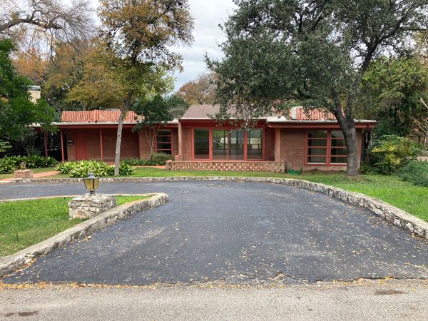 before-this-eccentric-amongst-its-neighbors-san-antonio-house-was-designed-by-texas-modernist-oneil-ford-in-1949-early-in-the-architects-career.jpg