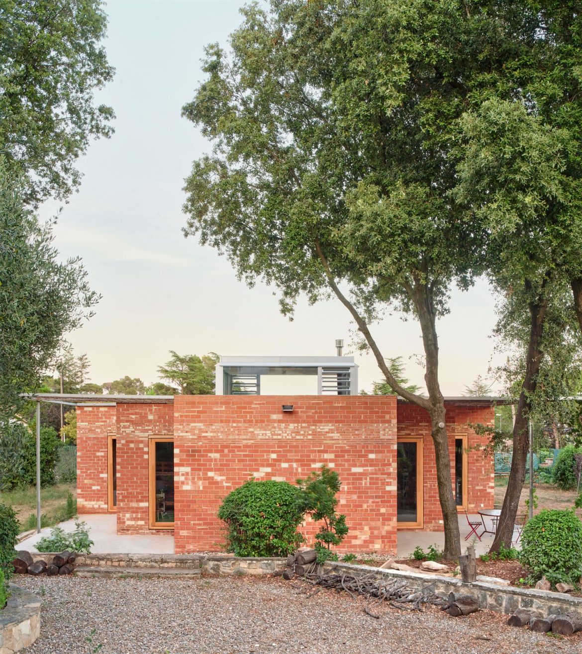 the-flat-roof-and-low-lying-horizontal-form-is-discretely-nestled-below-the-treetops-adding-an-additional-layer-of-privacy.jpg