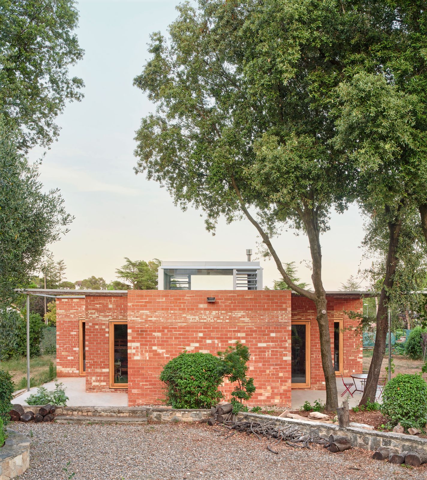 The flat roof and low-lying, horizontal form is discretely nestled below the treetops, adding an additional layer of privacy.