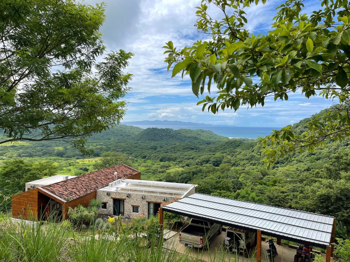 this-sprawling-retreat-is-perched-high-on-a-ridge-overlooking-the-pacific-ocean-and-it-comes-with-a-guesthouse-and-an-infinity-pool.jpg